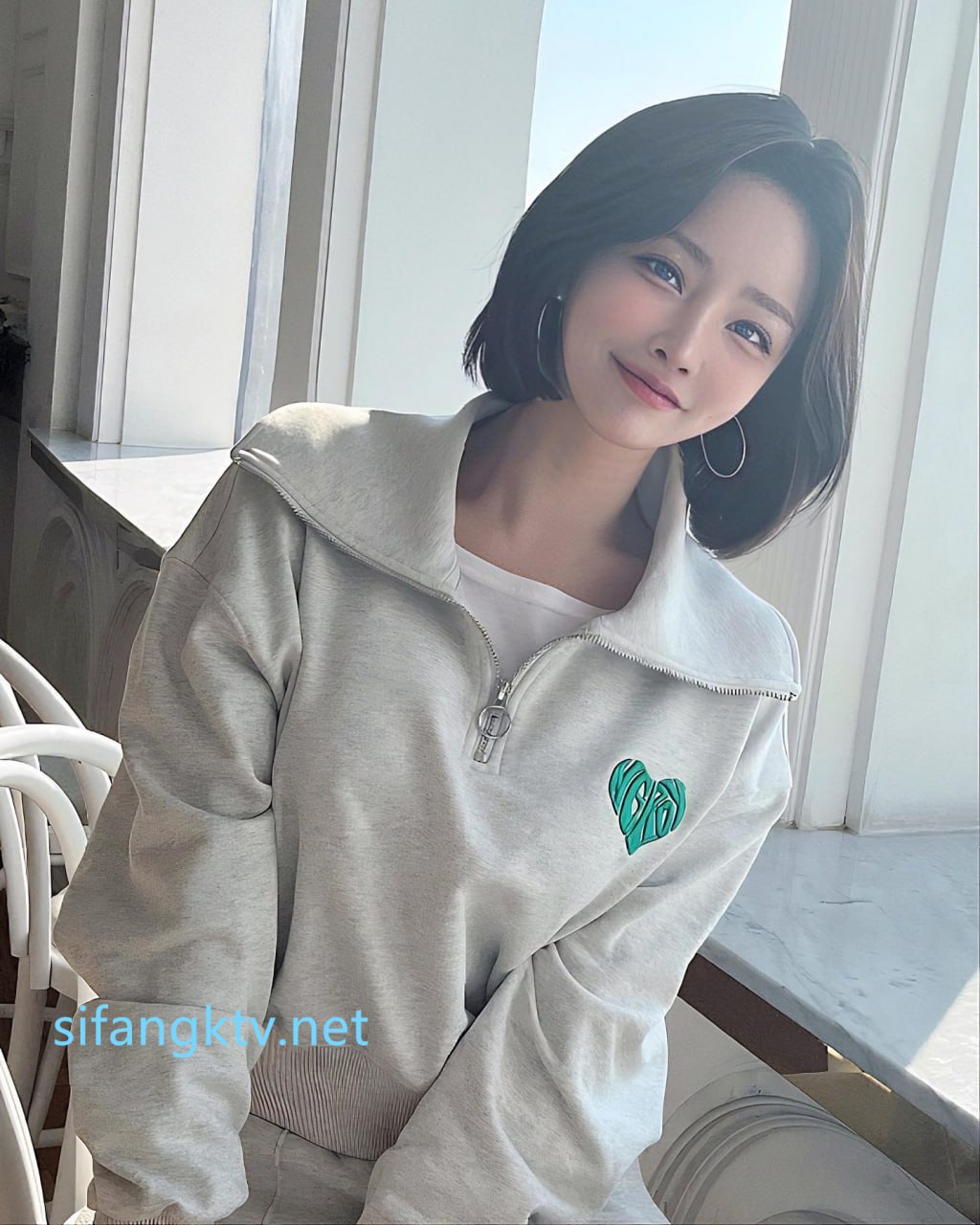 专找丶阿姨玩两小伙3P淫骚熟女，加钱再来一炮，前面口交后面扣穴，穿着高跟鞋抬腿抽插猛操